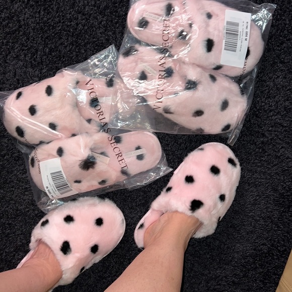 7/8 VICTORIA'S SECRET
Closed Toe Faux Fur Slipper - Picture 15 of 15